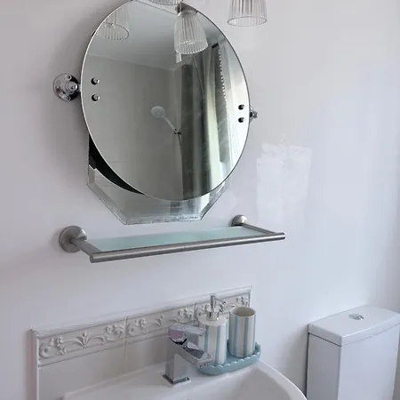 Twin With Private Bathroom * Glin