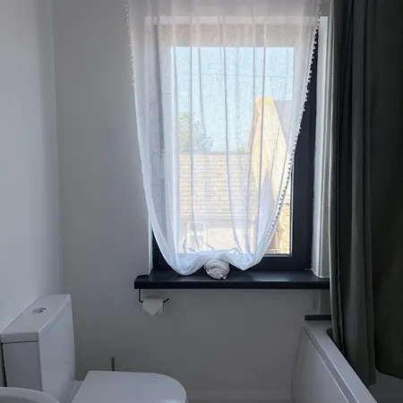 Twin With Private Bathroom * Glin